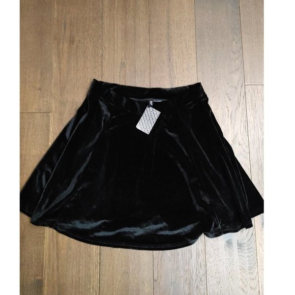NWT H&M BLACK VELVET SCHOOL GIRL CIRCLE MINI SKIRT(US 12) - Picture 2 of 3